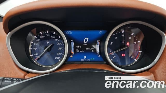 Maserati 기블리 - Салон