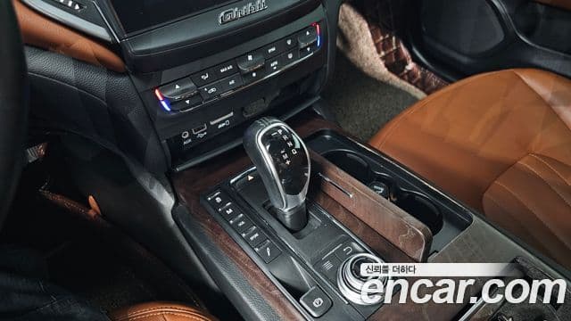 Maserati 기블리 - Салон