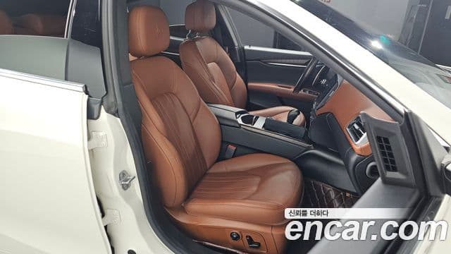 Maserati 기블리 - Салон